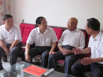 民政局为患病老党员送去17487元医疗救助金