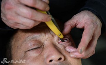 7.师傅在给顾客洗眼