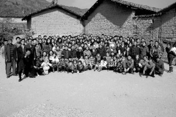 一家五代150余人拍全家福
