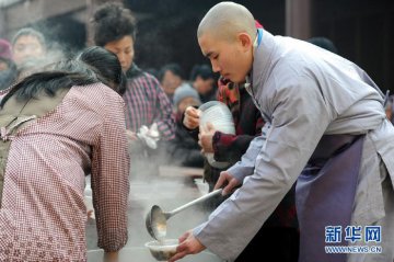 各地免费发放腊八粥 “白娘子”登场