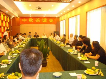 圆月共赏佳节情浓