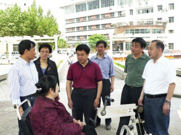 华阴市献爱心慰问团慰问省荣誉军人康复医院女伤残军人