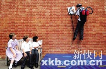 13岁学生改造吸尘器 变身蜘蛛侠