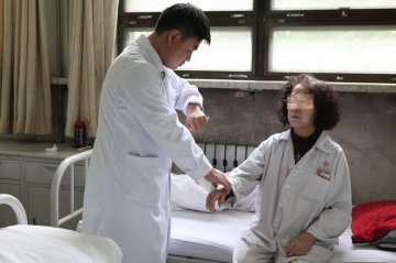 独家实拍：精神病院护士工作现场