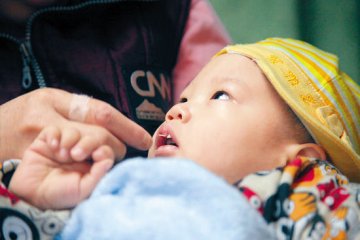 男童患绝症被遗弃 网友照顾其5个月