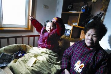 女孩患怪病刚出生就骨折