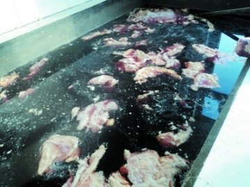 黑作坊混猪肉羊油制假羊肉卷 老板多次实验试吃