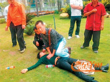 一女突然晕倒 三男接力抢救