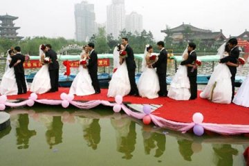 西安12对新人举行水上集体婚礼