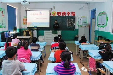 宣传卫生常识 助学生健康成长