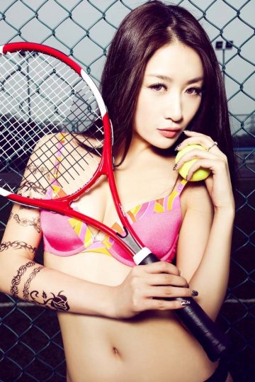 女星孙敬媛穿比基尼教你打网球