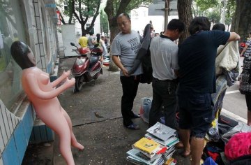 大学生毕业跳蚤市场卖充气娃娃