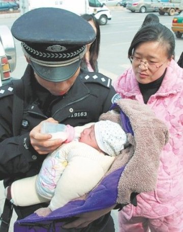 巡警街头为遭遗弃男婴喂奶