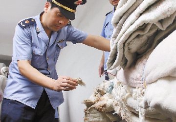 小作坊加工黑心棉被 每条成本仅4元