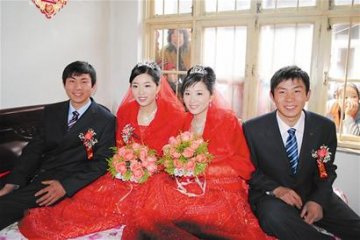 双胞胎兄弟迎娶孪生姐妹 新郎看记号找新娘