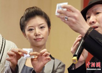 日本前女优红音萤宣传防艾 展示安全套正确使用方法