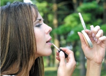 秋季可选择香油或橄榄油滋润嘴唇
