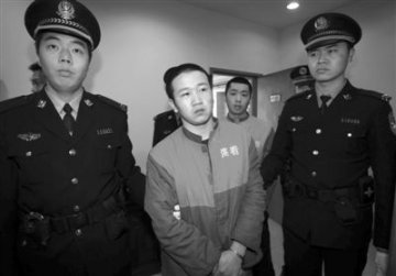 5名男子在医院门前组织低价买血高价卖出受审