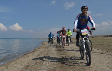 前列康环青海湖公益骑行举行