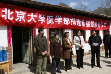 走进农村 认真体会基层党组织的作用
