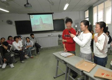 大学新生上模拟性行为实验课 学生抽到安全套