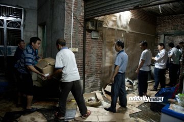 执法人员搬走成品的月饼