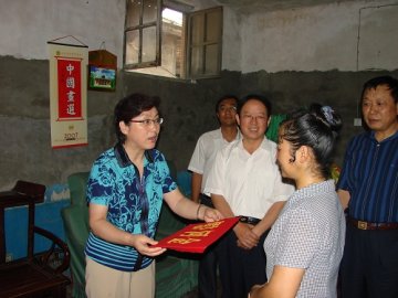 市民族宗教局领导走访受灾少数民族群众家庭和市民族医院
