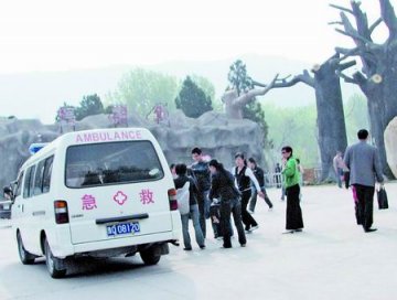 医院急救车鸣笛送人到景区游玩图
