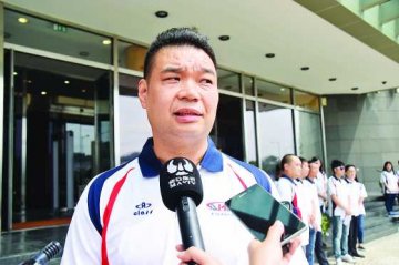 中介人反对赌场一刀切禁烟
