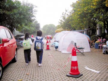 家长为让孩子读幼儿园提前6天通宵排队