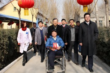张文康一行到望都皮肤病院慰问休养人员
