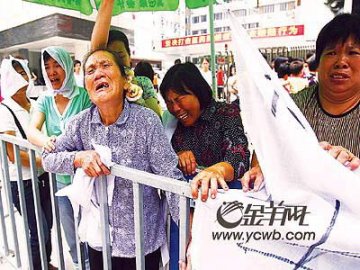 孕妇打吊针猝死 两百人讨说法索赔100万元