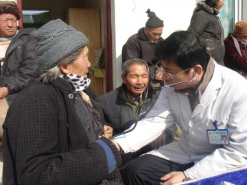 阜南县医院专家走进敬老院 为老人送上健康温暖