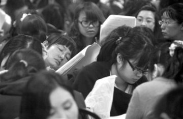 尚德培训餐厅授课引发抗议 代招制令学员维权难