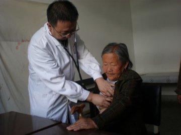 西京医院专家为患者查体