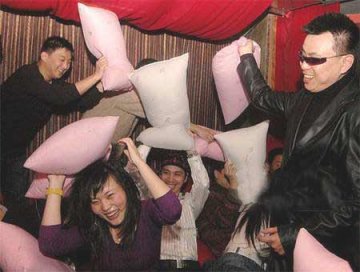 上海百名白领进行枕头大战减压