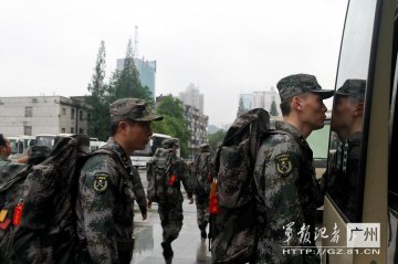 广州军区武汉总医院派出医疗队紧急赶赴沉船事故现场