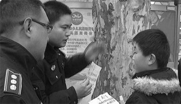 12岁男孩沿街贴小广告卖房救父