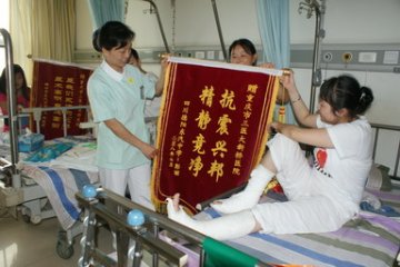 地震灾区伤员感谢亲人解放军