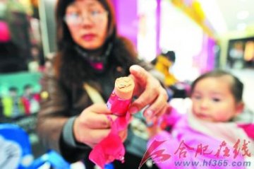 火腿肠中吃出异物致女童腹泻 厂家称系包装袋