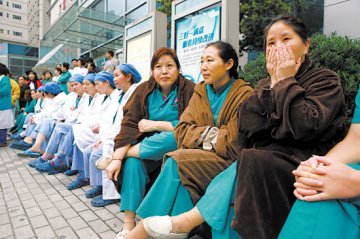 护工堵住急诊通道要求加薪 医院回应称协商未果