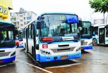 老人公交上发病死亡 司机拒送医引质疑