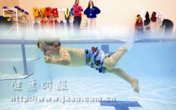 碧水中畅游的小小孩子