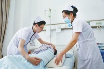 军医讲解：体位护理对长期卧床患者的重要性