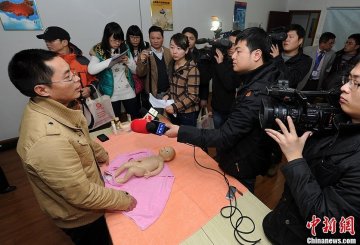 男“月嫂”（图左）颇受媒体关注