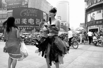 大学生穿塑料袋服装宣传环保