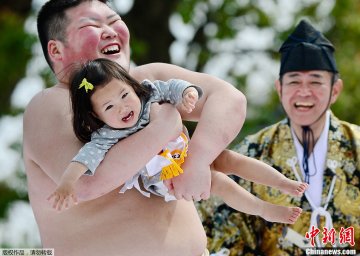 日本举行“宝宝哭”大赛 大胖子吓哭小孩子