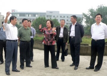 曹莉莉厅长在省荣誉军人康复医院检查指导工作