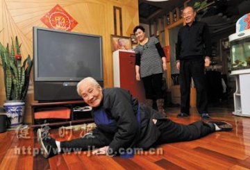 九旬老太轻松劈叉