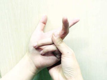 “嘎嘎”扳手指，损握力